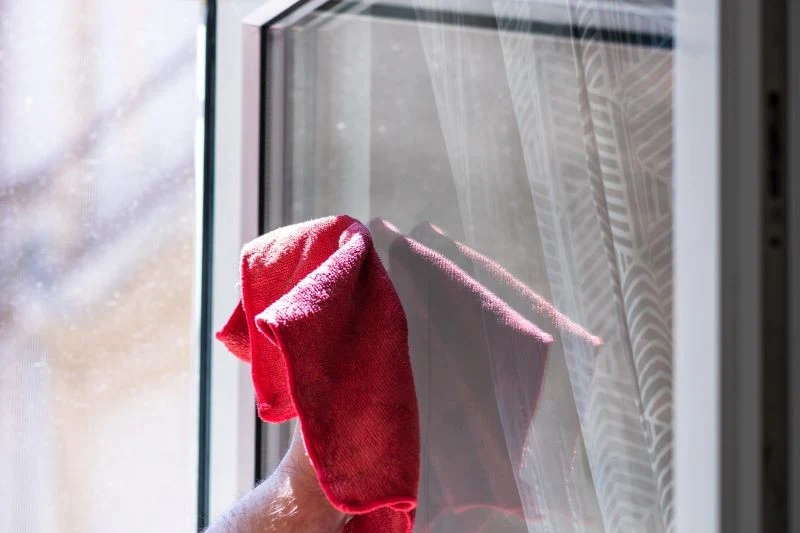 Do mycia okien najlepiej sprawdzi się uniwersalna ściereczka z mikrofibry