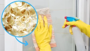 Chcesz pozbyć się uporczywego kamienia z kabiny prysznicowej? Dzięki domowym sposobom to zadanie okaże się banalnie proste.