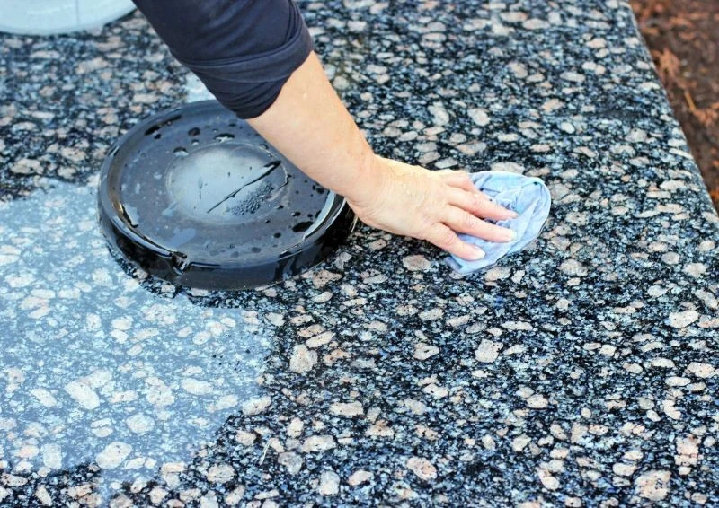 Do usunięcia śladów wosku z lastriko i z granitu można użyć ciepłej wody z octem