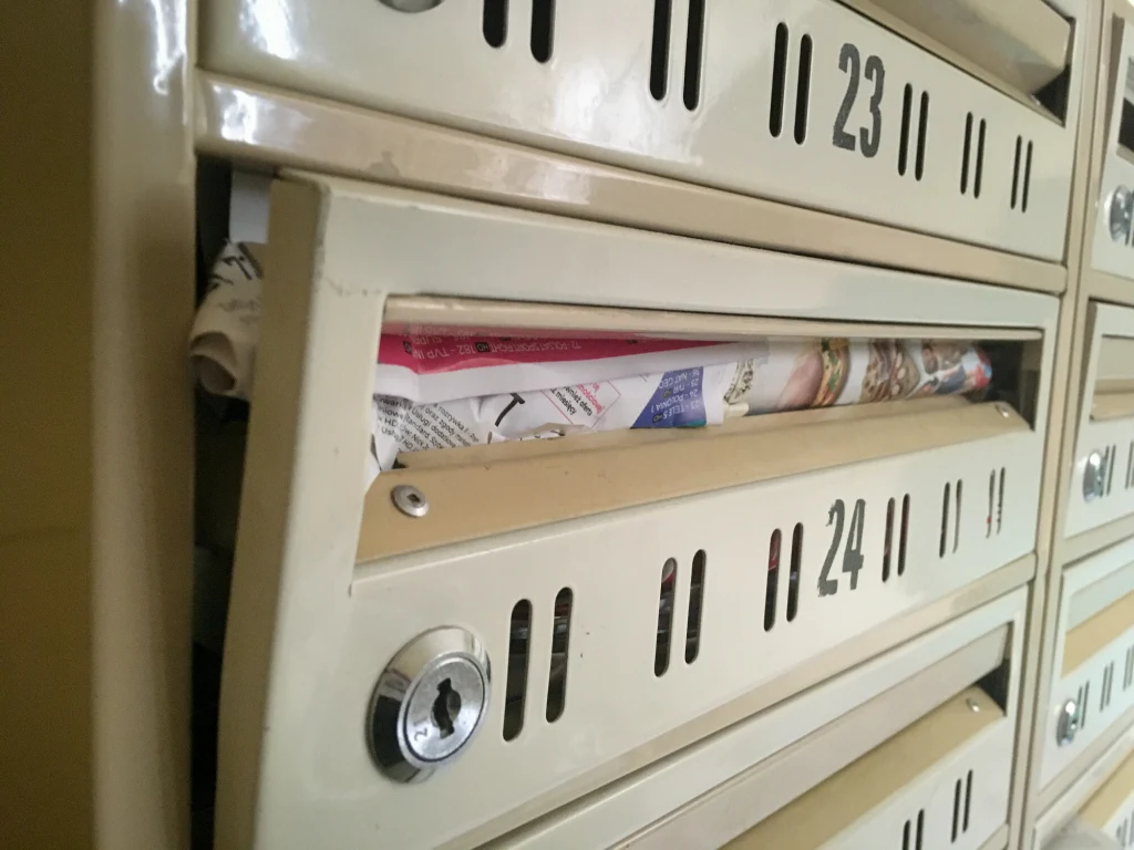 Ulotki można wyrzucać do niebieskiego pojemnika tylko jeśli nie mają błyszczącej, śliskiej powłoki