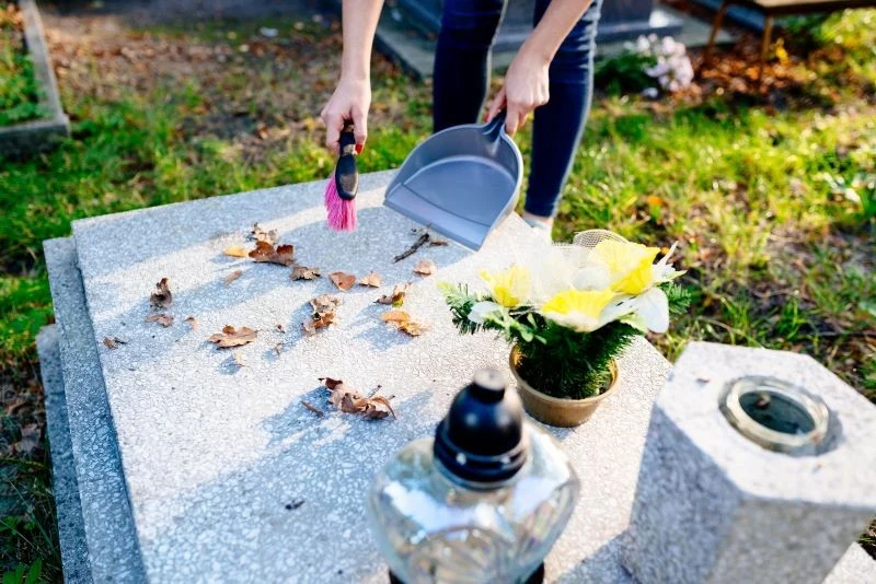 Firmy zajmujące się obsługą grobów bardzo często w swojej ofercie mają dodatkowe usługi, dla osób, które nie pojawią się na Wszystkich Świętych w r...