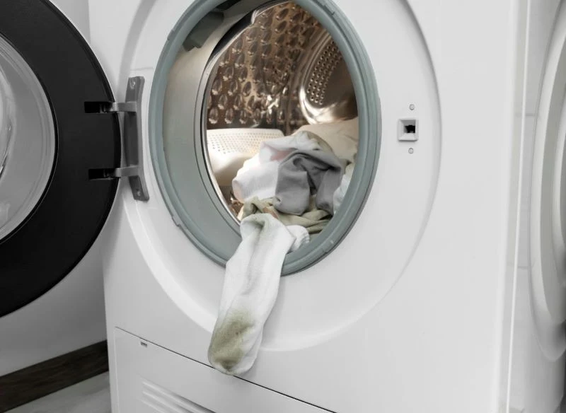 Domowy wybielacz możesz bez przeszkód zastosować podczas zwykłego prania w pralce