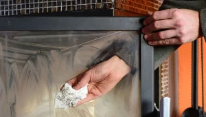 Podpowiadamy, czym wyczyścić szybę w kominku, aby zniknęły wszystkie zabrudzenia.