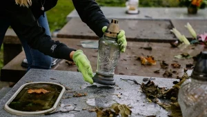 Przed Świętem Zmarłych sprzątamy i czyścimy nagrobki. Jak zrobić to dobrze, żeby nie zniszczyć ich powłoki?/East News