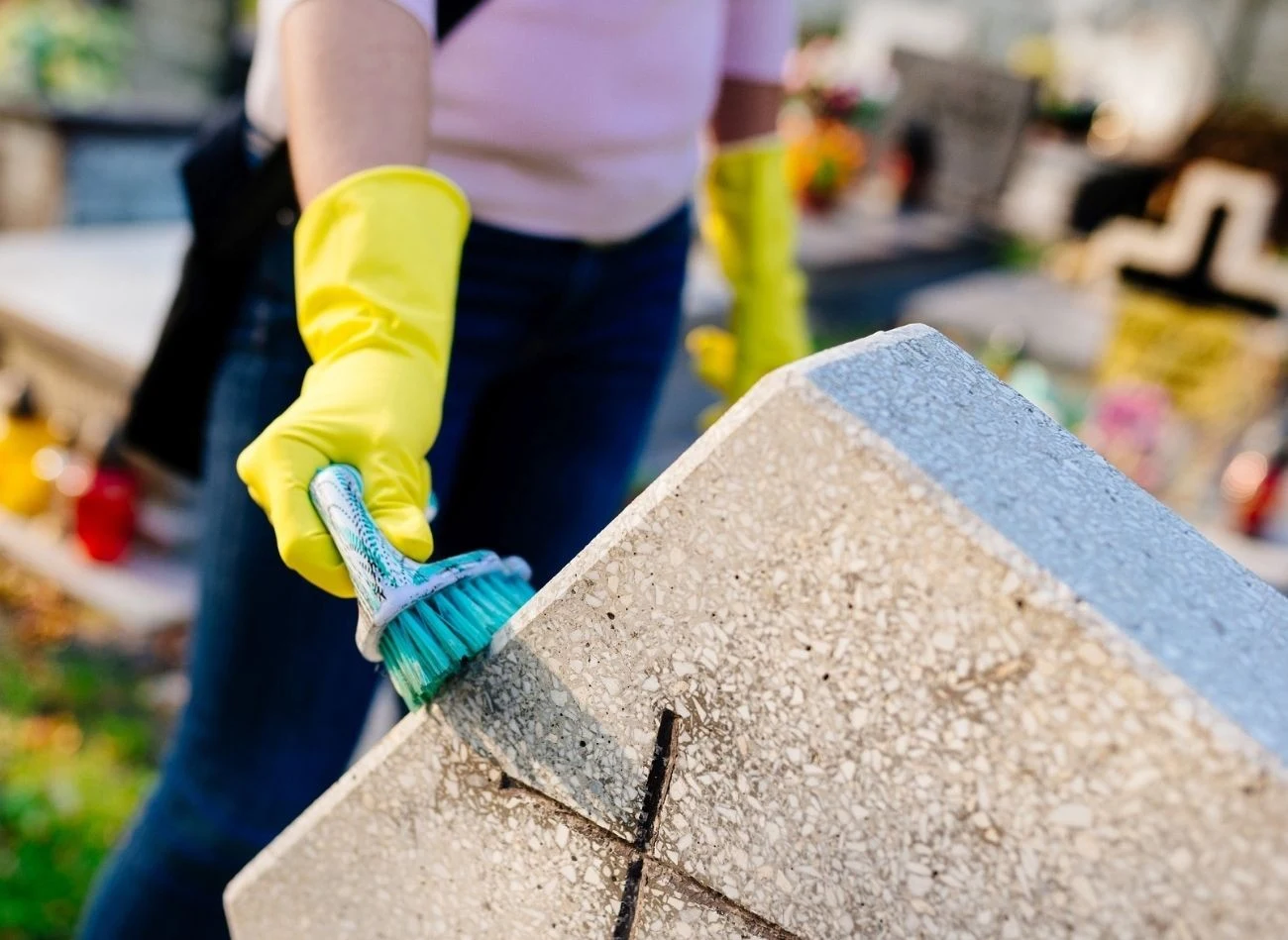 Do mycia granitowych nagrobków nie potrzeba specjalnych preparatów