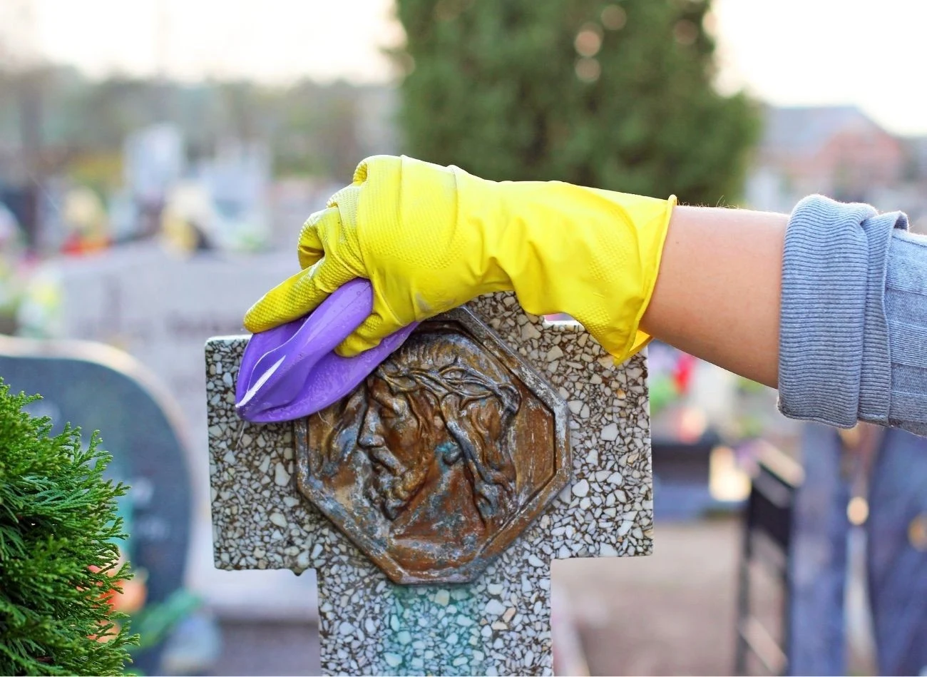 Podczas czyszczenia grobu musimy pamiętać o pielęgnacji wszystkich jego elementów