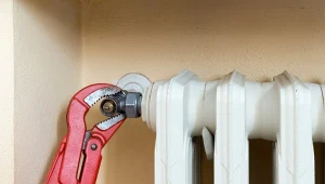 Kaloryfer syczy, bulgocze albo szumi? Przygotuj dużo chłonnych ścierek.