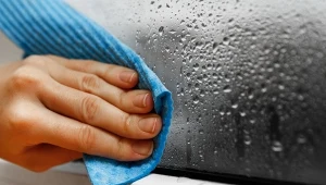 Okna zaczynają parować, gdy zwiększa się różnica temperatur w mieszkaniu i na zewnątrz.