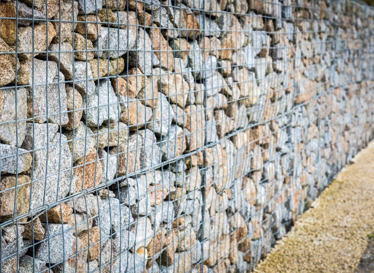 Ogrodzenie z gabionami ma ważną zaletę - dobrze tłumi hałas