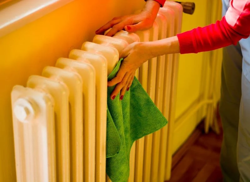 Czyszczenie grzejników żeliwnych jest trudne ze względu na ich skomplikowaną budowę