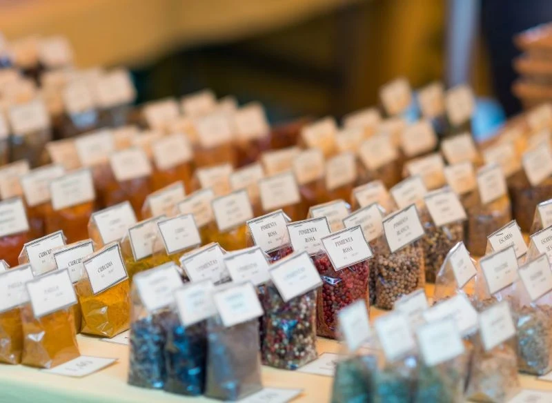 Producenci przypraw i suszonych ziół pakują swoje wyroby na wiele sposobów