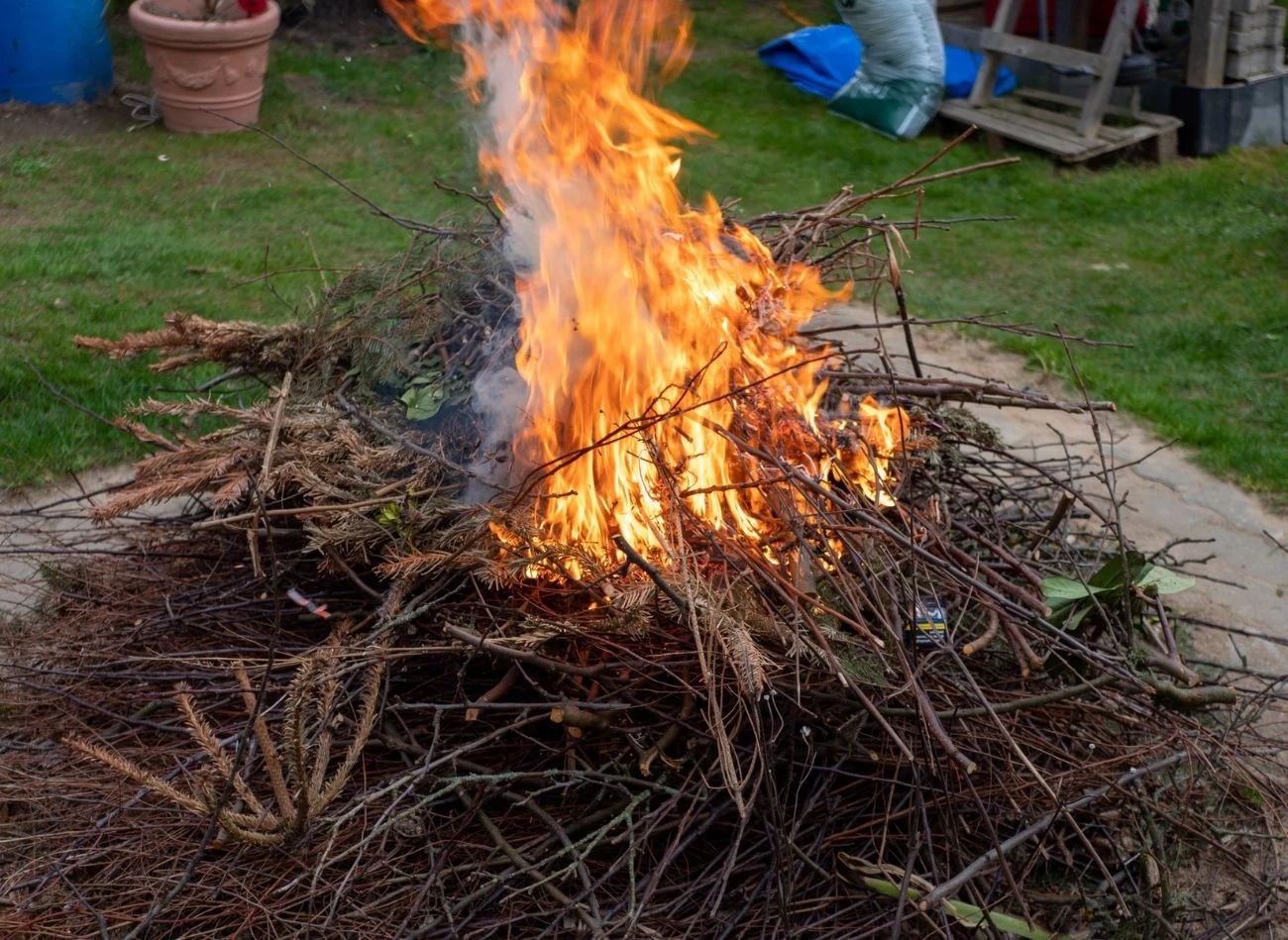 W ognisku nie wolno palić m
