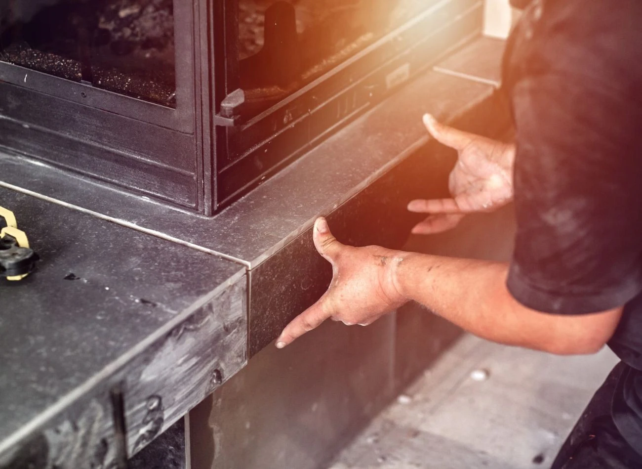 Czy montowanie kominków jest legalne, jeśli obowiązuje zakaz palenia w nich