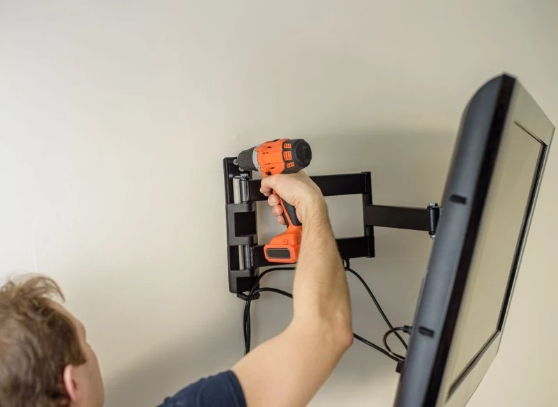 Montaż telewizora na ścianie można wykonać bez pomocy fachowców