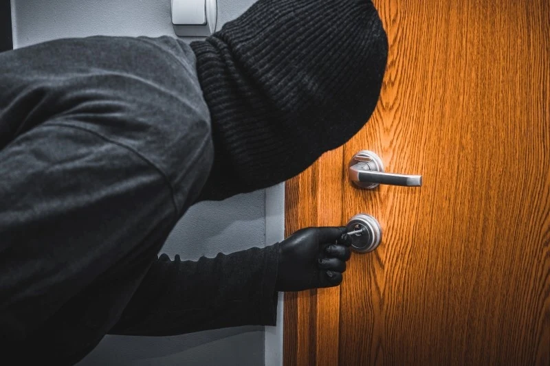 Złodzieje oznaczają mieszkania do kradzieży za pomocą różnych znaków