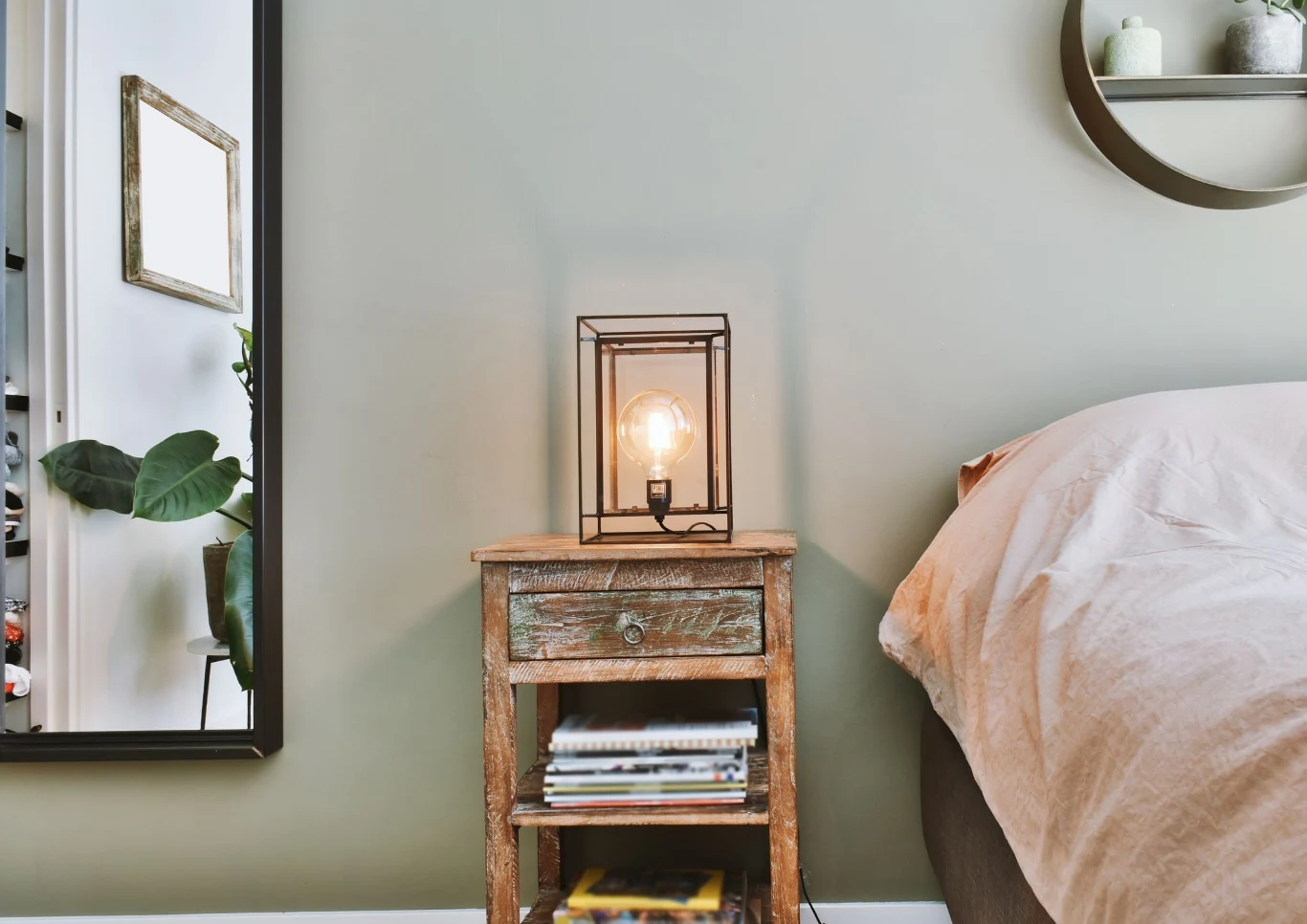 W sypialni w stylu loftowym powinno się zadbać o odpowiednie oświetlenie.