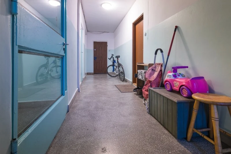 Zostawianie rzeczy na klatce schodowej jest niezgodne z prawem i zagraża bezpieczeństwu