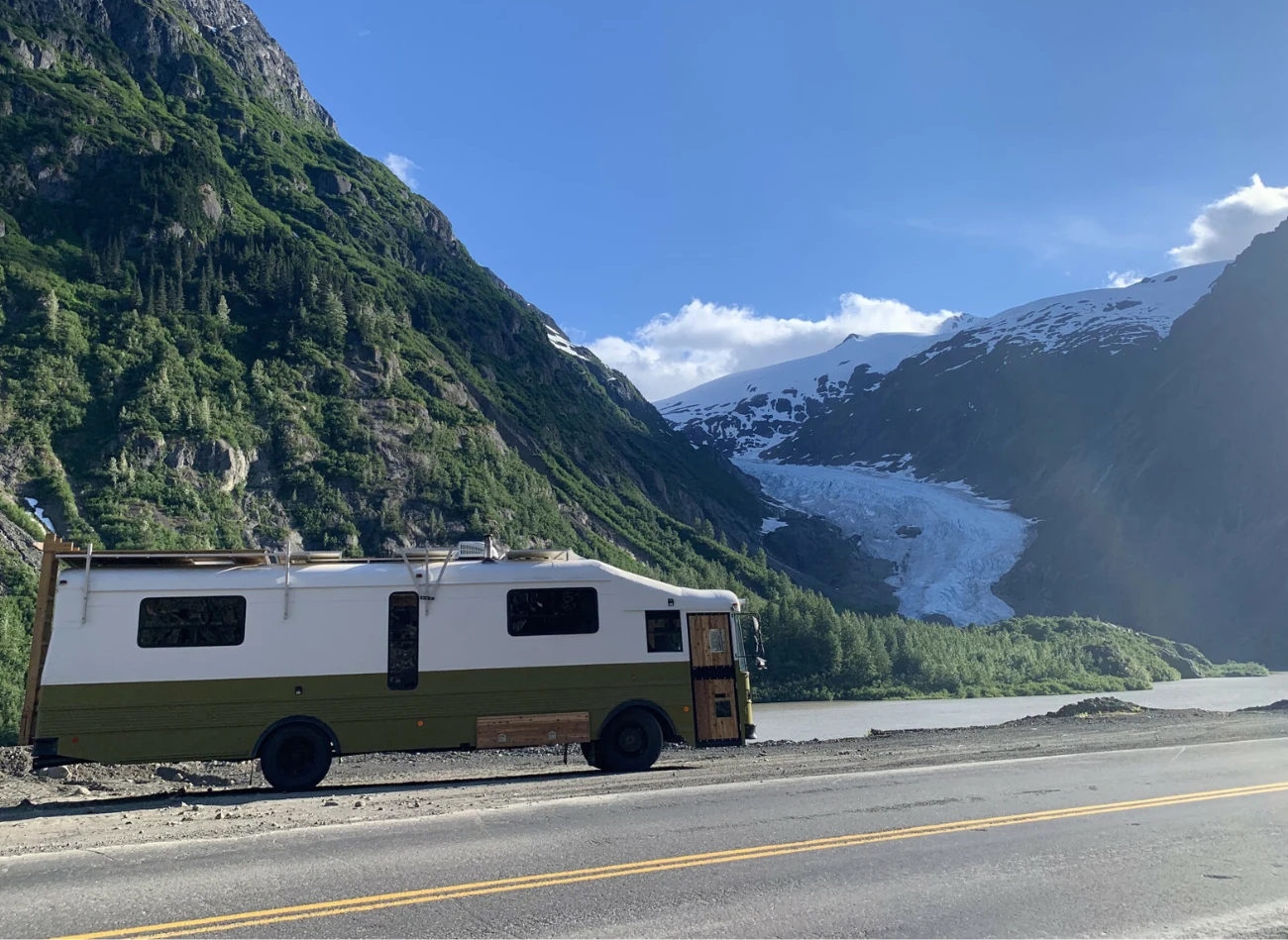 Ze szkolnego autobusu powstał piękny dom na kółkach, którym para przemierza USA