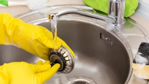 Brudny zlew możemy umyć bez użycia silnych detergentów.