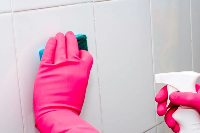 Płytki pod prysznicem wymagają regularnego czyszczenia