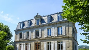 Przestronne wnętrza oferują wiele możliwości adaptacji i dają przestrzeń do spełnienia marzeń o wymarzonym zamku we Francji./East News