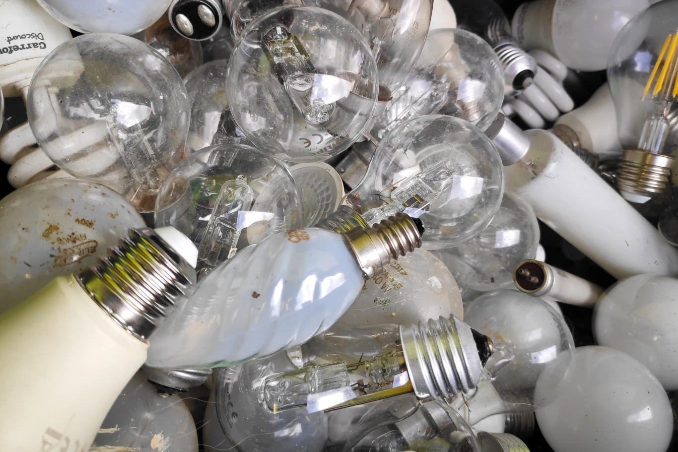 Segregacja zużytych żarówek umożliwia odpowiednie zabezpieczenie szkodliwych dla zdrowia związków oraz odzysk surowców wtórnych