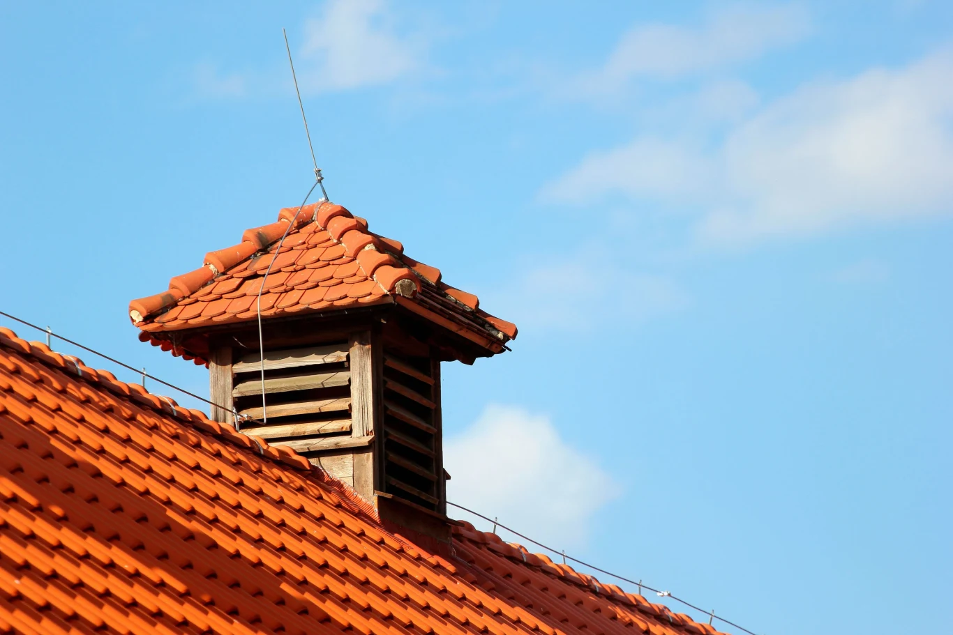 W świetle przepisów dom jednorodzinny musi posiadać instalację odgromową w sytuacji, gdy wskazuje na to wskaźnik zagrożenia piorunowego