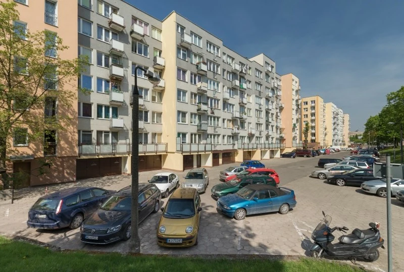 Parkowanie pod oknami może być uciążliwe dla sąsiadów