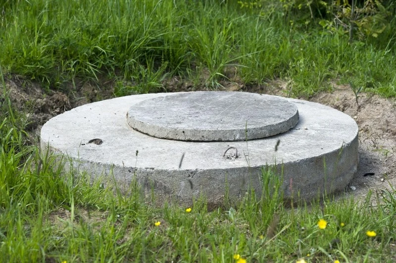 W przypadku, gdy w pobliżu nieruchomości nie ma kanalizacji, rozwiązaniem jest budowa szamba