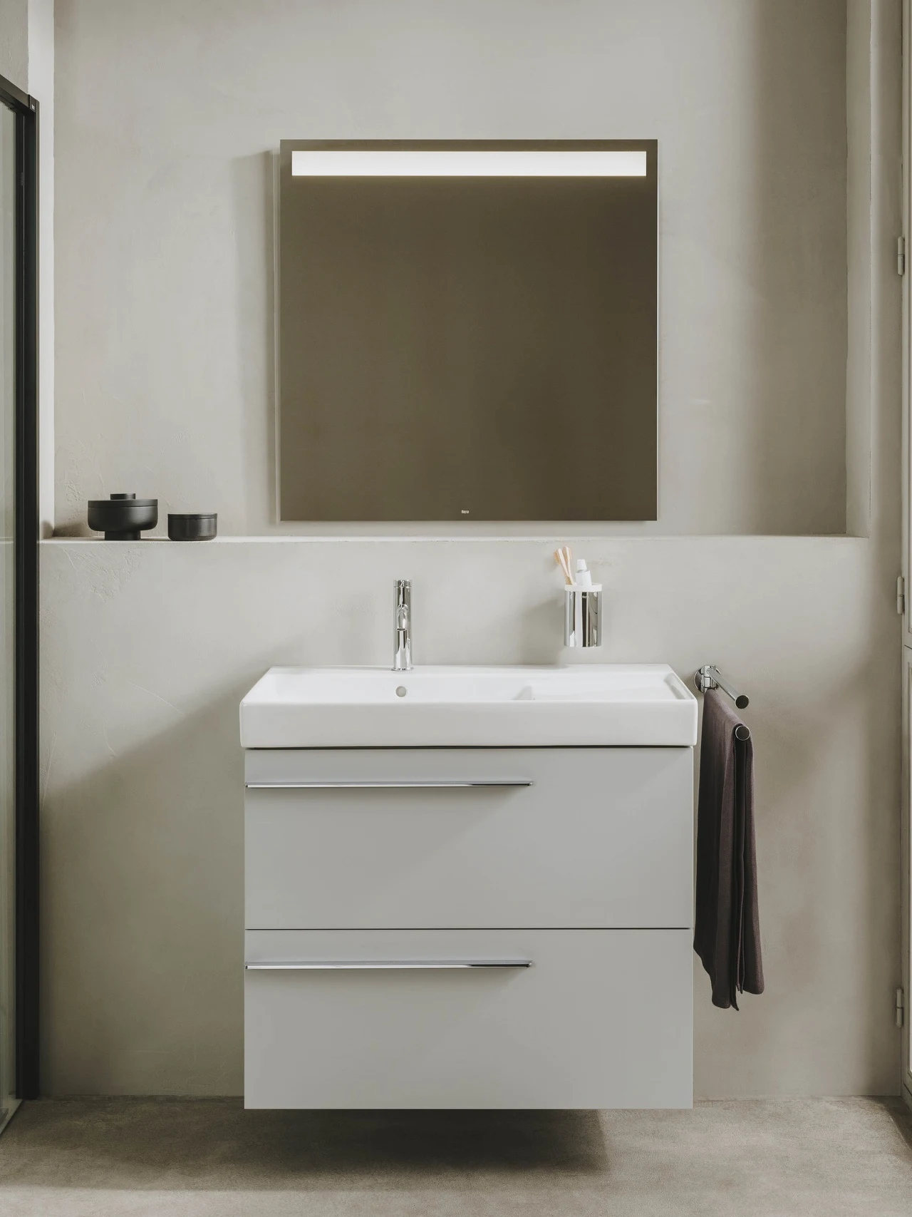 Sporo miejsca zaoszczędzimy, decydując się na umywalkę połączoną z szafką