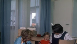 Życie za komuny nie było łatwe, ale chętnie je dziś wspominamy. For. Narodowe Archiwum Cyfrowe