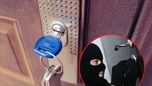 Zostawiasz klucz w drzwiach na noc? Sprawdź, dlaczego nie wolno tego robić