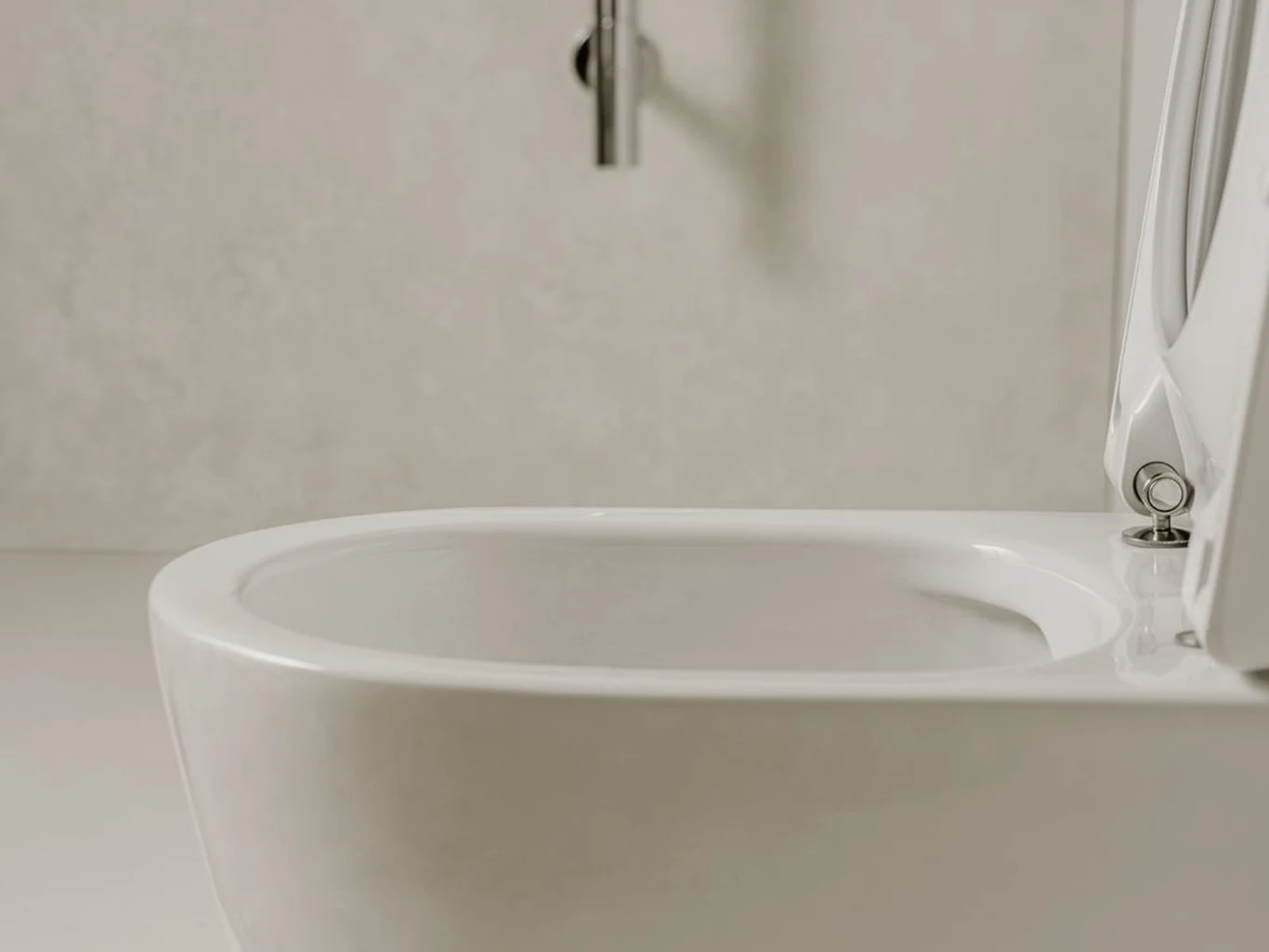 Bezrantowa muszla nie tylko ułatwia utrzymanie czystości, ale również pozwala na mniejsze zużycie wody