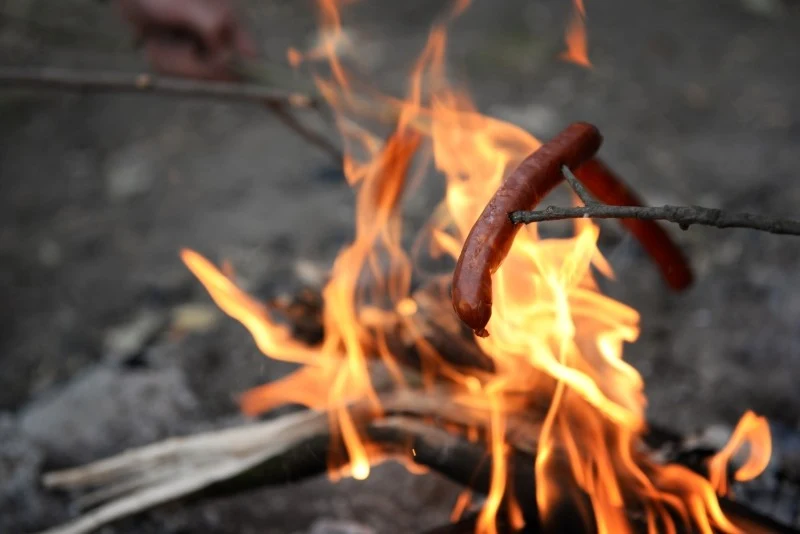 Rekreacyjne palenie ogniska polega na spędzaniu przy nim czasu, pieczeniu kiełbasek