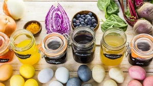 Wyjaśniamy, jak zafarbować jajka przy użyciu naturalnych produktów.