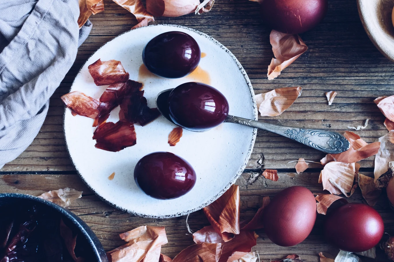 Do uzyskania brązowo-fioletowego odcienia jajek potrzebne są łupiny orzecha włoskiego i łupiny z cebuli