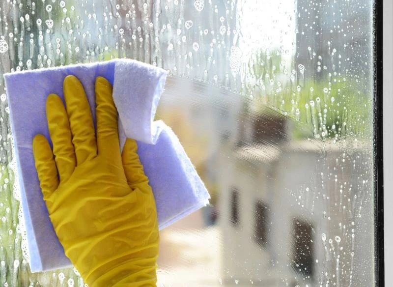 Zanim przejdziemy do mycia szyb, należy dokładnie przemyć ramy okienne