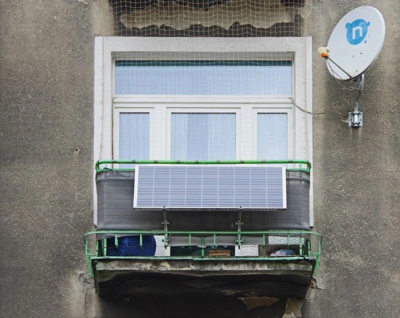 Na balkonie starej kamienicy zainstalowany został panel słoneczny