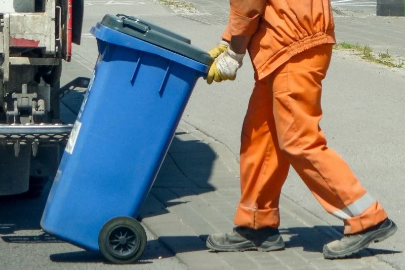 Niektóre samorządy umożliwiają wnioskowanie o ulgi w opłatach na wywóz śmieci