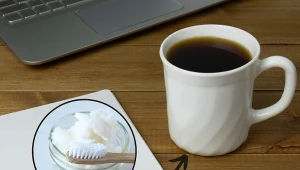 Jak pozbyć się białych śladów po kubku ze stołu? Trzy genialne sposoby, jeden lepszy od drugiego