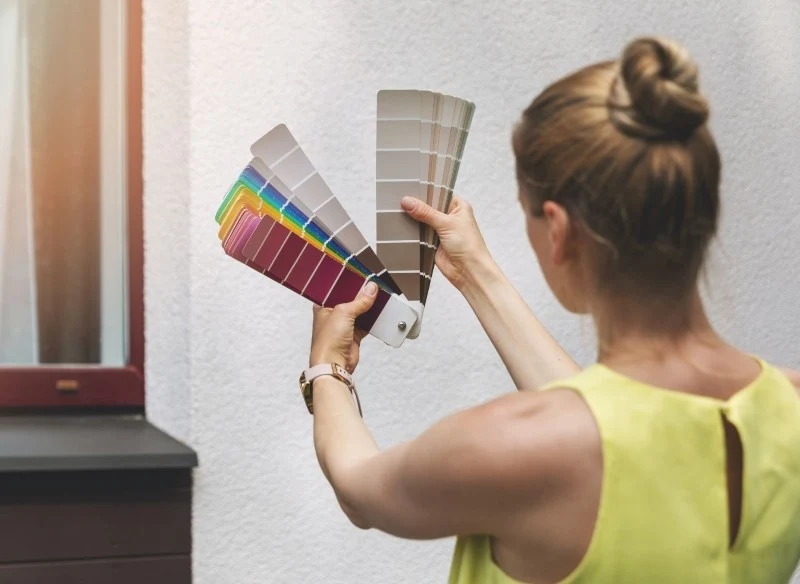 Jednym z uniwersalnych rozwiązań jest biała elewacja domu, która doskonale współgra ze wszystkimi typami i barwami dachów