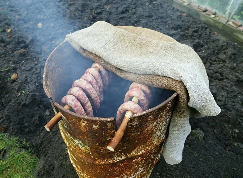 Drewno do wędzenia nie może być wilgotne, ponieważ tworzy się ono kwaśny dym, który psuje smak potraw