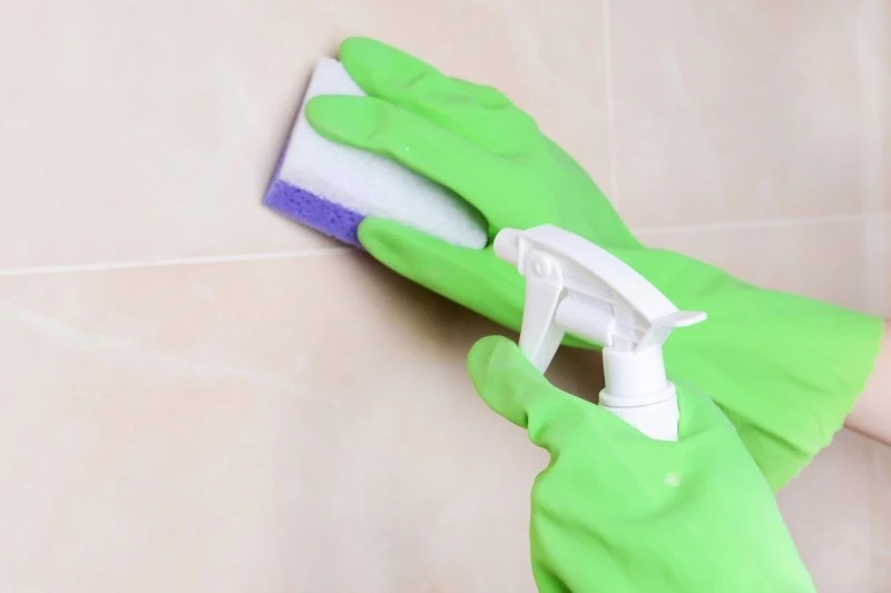 Poznaj skuteczne mieszanki, dzięki którym szybko pozbędziesz się brudu czy pleśni z płytek łazienkowych