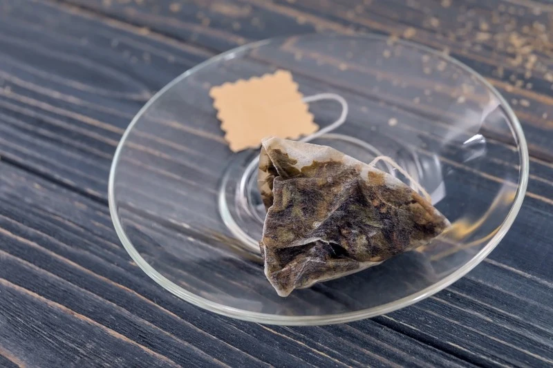 Sprawdź, jak można wykorzystać fusy po herbacie w życiu codziennym