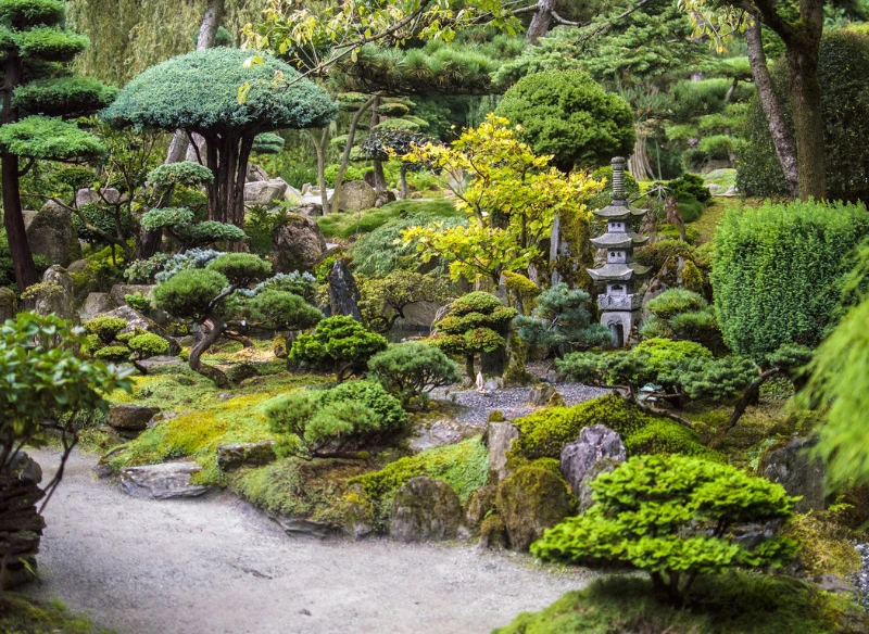 W ogrodach japońskim można spotkać małe, misterne budowle, np