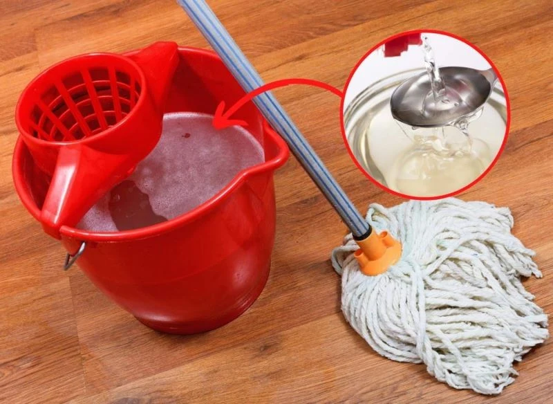 Zastosowanie kostki do zmywarki i płynu nabłyszczającego naczynia nada podłodze blasku