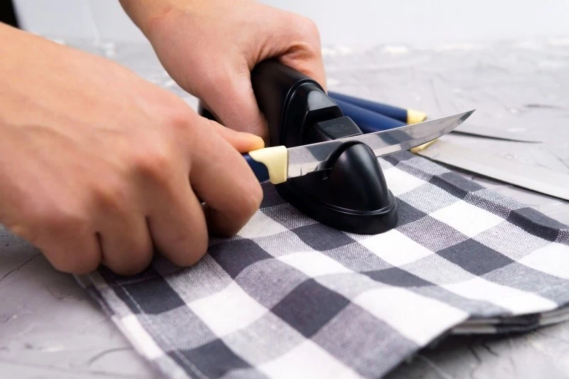 Jak naostrzyć nóż bez użycia fachowego sprzętu