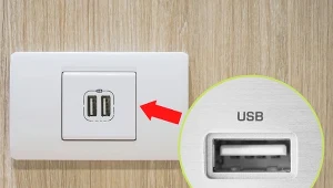 Gniazdko z portem USB bywa też nazywane ładowarką podtynkową. Czy warto zamontować je w domu?