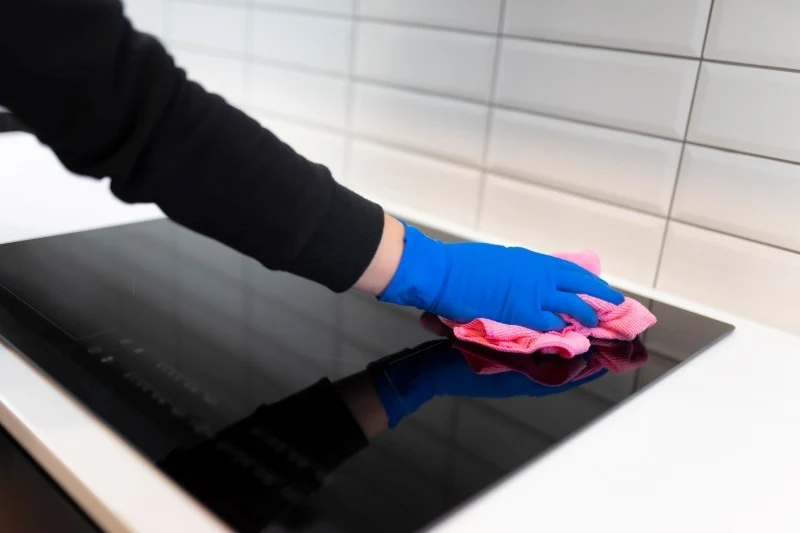 Do pielęgnacji płyty indukcyjnej używaj miękkich gąbek i ściereczek