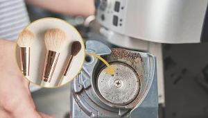 Sygnałem świadczącym o tym, że należy odkamienić urządzenie jest np. buchająca para lub spowolnione przygotowanie kawy.